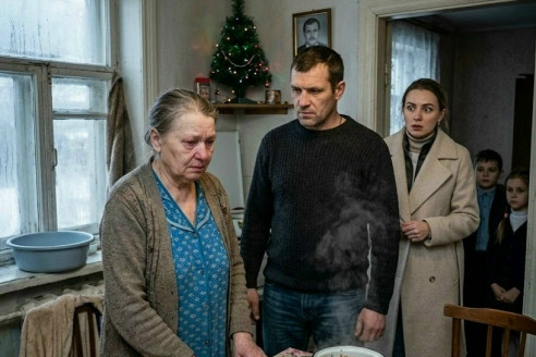 Мой богатый сын поднял крышку кастрюли с гречкой и спросил: «Мама, а где двести тысяч, которые Кира переводит тебе каждый месяц?»