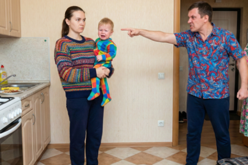 «Мама права, такая нищенка мне не пара» — заявил муж и выставил жену с сыном за порог