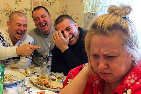 Друзья моего мужа годами называли меня «маслом» — когда я наконец спросила, почему, смех прекратился, и все наконец-то поняла про мужа.