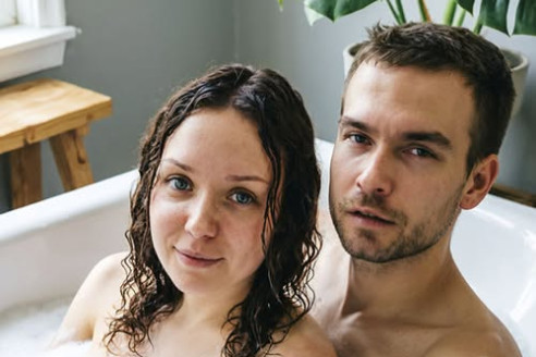 Услышала плеск воды и женский смех. Муж мылся с соседкой, а я не стала орать.