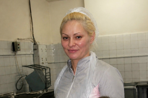 Женщина работающая поваром в больнице, взяла шестилетнего сына с собой на работу. Когда она попросила сына отнести еду в палату к дедушке без родственников, случилось то, что изменило ее жизнь навсегда.