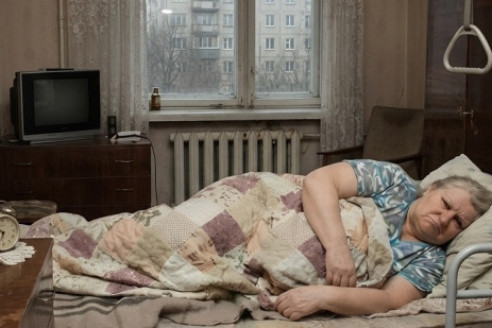 Я не сказала своей парализованной свекрови, что в квартире установлены скрытые камеры, чтобы следить за ее поведением, когда никого нет дома…