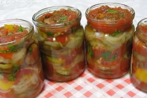 Готовлю салат из овощей на зиму — а заготовка улетает уже летом: сытно, вкусно и без уксуса