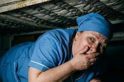 Санитарка каждый вечер слышала плач из седьмой палаты, когда приходил странный посетитель. Однажды, перед обходом, она решила пробраться в палату и спрятаться под кроватью — и ужаснулась тому, ЧТО …