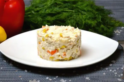 Пикантный вкус: рецепт салата с курицей и ананасами к новогоднему столу