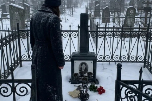 Я решила не говорить мужу. И поехать на кладбище к могиле его первой жены, чтобы положить цветы. Но подойдя ближе, выронила букет из рук, увидев...