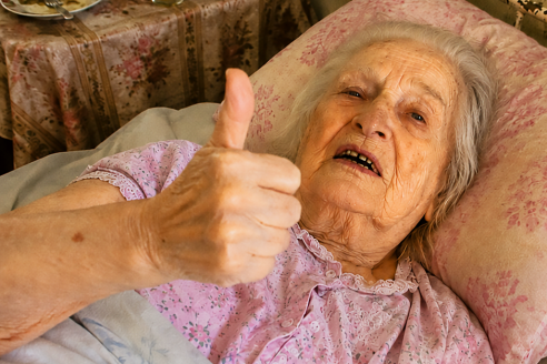 Моя 96-летняя бабушка подняла большой палец, лёжа в постели, и сказала: «Сфотографируй меня сейчас». Но после снимка её следующая фраза заставила мою маму немедленно запереть дверь спальни.