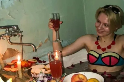 Я пришла домой в обед. Мой муж был в ванной с соседкой. Я заперла дверь и позвонила её мужу.