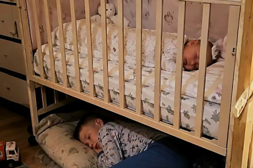 Мой 7-летний сын каждую ночь спал под кроваткой новорожденной сестры. А однажды в два часа ночи я услышала через радионяню его шепот: «Я больше не позволю бабушке это сделать». Тогда я поняла, что он прячется там вовсе не из-за ревности.