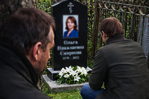 Год я находил на могиле жены чужие цветы. Однажды спрятался и услышал как незнакомый мужчина говорит такое, от чего у меня все оборвалось.