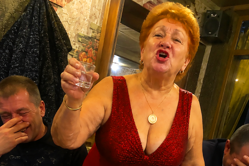 Дочь сказала матери, что в 72 года ей уже стыдно надевать красное платье. А на их годовщине я приняла неожиданное решение.