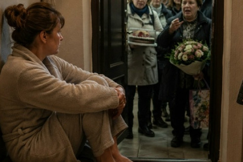 «Да дома они, машина во дворе!» — родня мужа пятнадцать минут звонила в дверь, а Лена впервые решила не открывать