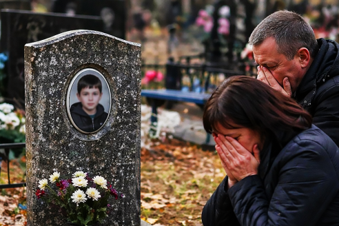Незнакомая девочка подошла к нам на кладбище, когда мы стояли у могилы сына, и назвала его домашнее прозвище. Но это прозвище знала только я.