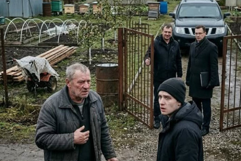 Когда дядя Сергей вышел из колонии с рваным рюкзаком, вся родня говорила о нём так, будто он уже не человек, а чужая беда, которую лучше не заносить в дом.