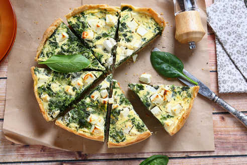 Открытый пирог с картофелем, зеленью и сыром