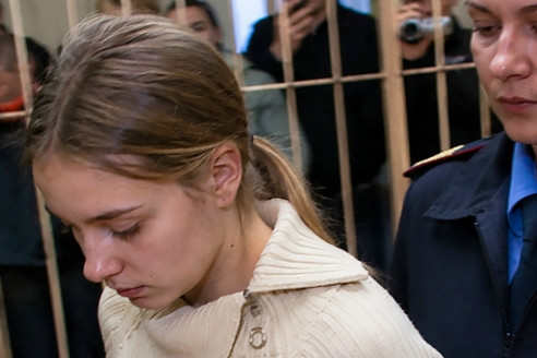 Муж пришел в суд, чтобы лишить жену родительский прав. Но на суде их 10-летняя дочь спокойно подняла руку и сказала: «Ваша честь, мама этого не знает, но я должна кое-что показать»