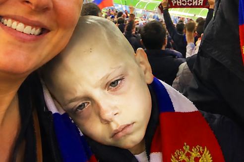 Врачи сказали, что моему 10-летнему сыну с раком 4 стадии осталось совсем мало времени. Его последнее желание было попасть на футбольный матч, но когда наши имена прозвучали на весь стадион, мой муж вдруг побледнел.