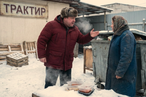 Повариха тайком кормила братьев у мусорных баков. Спустя 15 лет у калитки старой кухарки остановилась роскошная машина