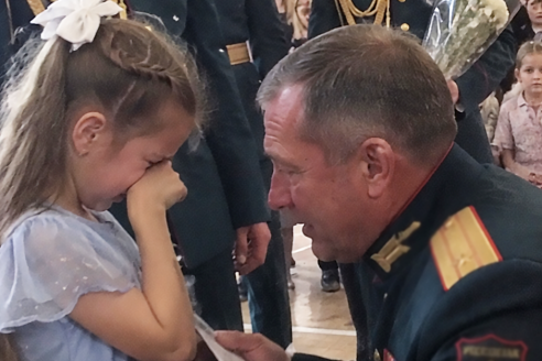 Мою 7-летнюю дочь назвали «ребенком из неполной семьи» на празднике «Папа и дочка» после гибели отца. Но прежде чем я успела ответить, двери школы распахнулись, и в зал вошли двенадцать военных.
