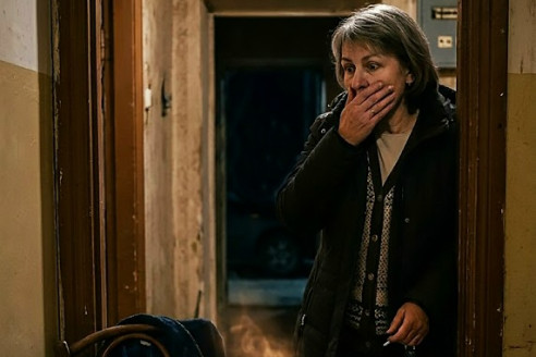 Ольга зашла в квартиру матери, запертую 10 лет назад, и не повериал глазам. Она увидела на столе дымящуюся чашку чая, и халат на стуле который она выбросила.