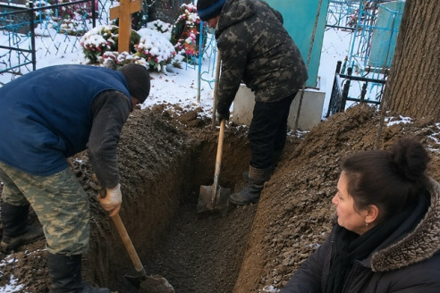 Женщина не поверила военному комиссару, ночью сама приехала на кладбище и велела раскопать свежую могилу сына-солдата. А когда гроб вскрыли, даже мужики с лопатами отшатнулись и побледнели.