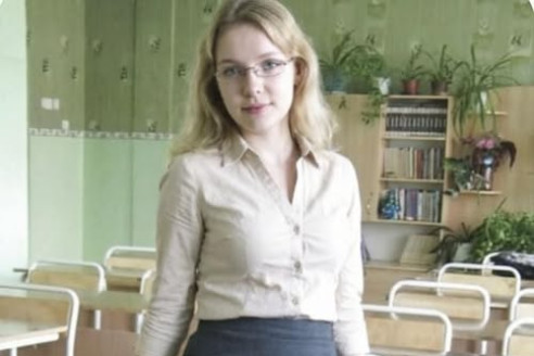 Училка. Её отправили в умирающий поселок на замену четвёртой учительнице за год, где подростки ждали лишь повода, чтобы сломать очередную «птичку»