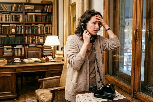 — Ты живешь одна в трех комнатах, а у брата ипотека! — кричала мать в телефонную трубку.