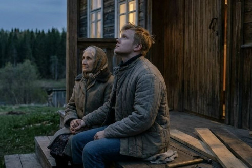Родители пили, и дед с бабушкой забрали внука к себе — вырастили, выучили. Тот уехал в город и не приезжал пять лет.