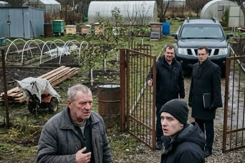 Когда дядя Сергей вышел из колонии с рваным рюкзаком, вся родня говорила о нём так, будто он уже не человек, а чужая беда, которую лучше не заносить в дом.