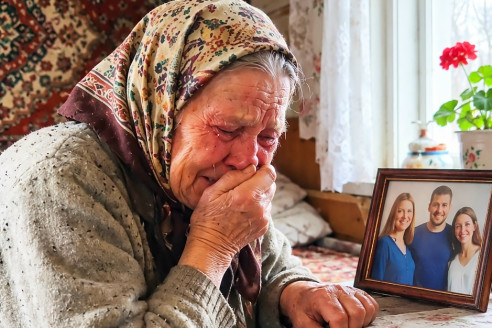 Дети оставили мать саму в деревне и даже не приехали на ее похороны: после ее смерти, когда нотариус открыл завещание, всех поразило решение, которое приняла старушка.