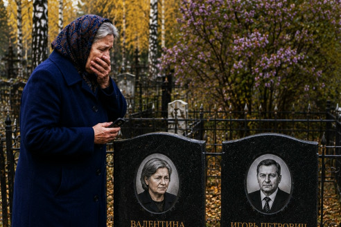 Валентина пришла на могилу к мужу, но увидев соседний памятник, выронила цветы. С черного гранита на неё смотрело её собственное лицо с датой смерти, до которой оставалось всего 7 дней.