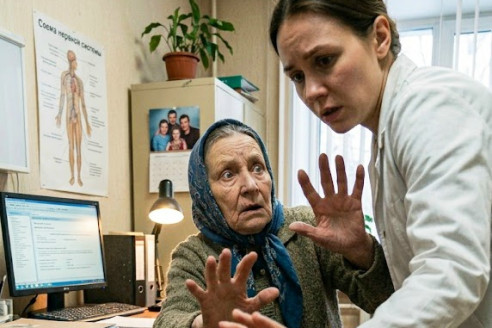 Она тридцать лет растила дочь воровки, пока её родная дочь таскала воду из колодца в глухой деревне. Страшная правда роддома 94-го года, которая вскрылась из-за одного случайного анализа.