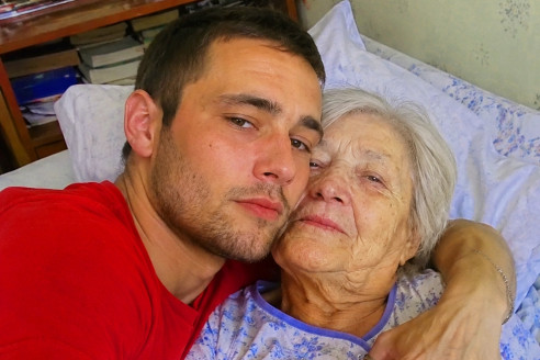 31-летний холостяк приютил у себя прикованную к постели 76-летнюю соседку. Ее родня решила, что он охотится за квартирой, но когда они узнали, что он шептал ей по ночам, они были в шоке.