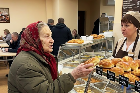 Дочка пожалуйста, дай мне хотя бы одну булочку я уже два дня ничего не ела — сказала бабушка с жалостливым взглядом ։ Но ответ девочки удивил её