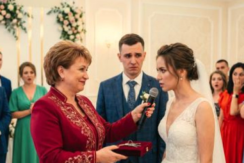 «Я дарю вам этот загородный дом!» — сияла свекровь на свадьбе. Но один вопрос невестки заставил гостей замолчать