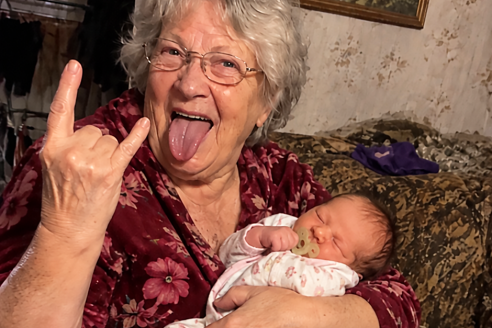 С вероятностью более 99,9% моя 65-летняя бабушка оказалась биологической матерью моей дочери. Но мы узнали об этом только после того, как она впервые взяла ребёнка на руки и сказала: «Вы ещё не знаете, кого принесли домой»