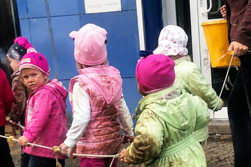 Моя 4-летняя дочь умерла в детском саду, а через несколько дней ее воспитательница прислала мне запись с камер и сказала, что муж скрыл от меня правду.