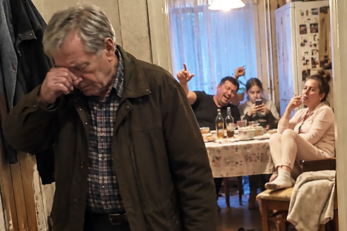 «Я, пожалуй, пойду…»: 64-летний отец аккуратно поставил ведро с картошкой у стены, молча выложил ключи от квартиры детей на тумбочку в прихожей и произнес фразу, которая заставила его взрослую дочь густо покраснеть от стыда.