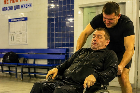 Сын столкнул своего отца-инвалида в бассейн, чтобы получить наследство, и вернулся домой как ни в чем не бывало. Но он не знал, что в этот момент все только начиналось.