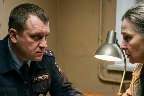 Вера Степановна нашла барсетку с 450 тысячами и честно отнесла её в полицию. Но когда хозяин денег пришел её благодарить, Вера увидела в его руках блокнот, который раскрыл страшную правду.