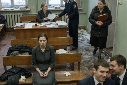 Он смеялся над пустым стулом жены в суде — пока судья не узнал женщину, вошедшую в дверь