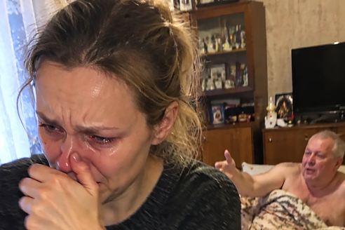 5 лет я ухаживала за лежачим отчимом, а он подарил квартиру сиделке. Когда перед уходом я нашла в его документах расписку, то все поняла, ведь эта сиделка…