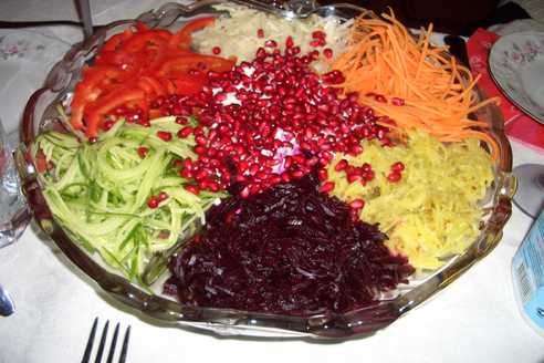 Красочный и легкий салат на праздничный стол