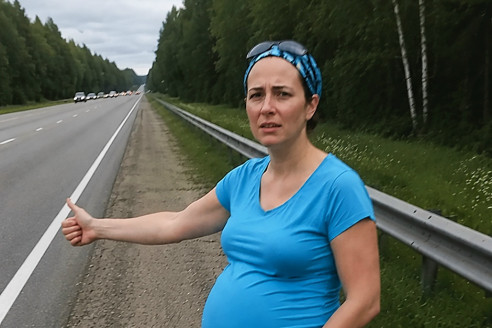 Когда я была на 9-м месяце беременности мужу срочно нужно было ехать к свекрови. В машине отошли воды. Он ударил по тормозам и крикнул: — Хочешь разыгрывать страдалицу? Тогда иди в больницу пешком! И вытащил меня из машины и бросил на обочине.