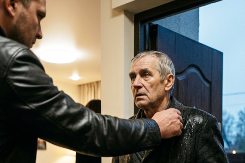 Я стоял в прихожей у дочери и смотрел, как они с зятем празднуют продажу моей квартиры, считая меня «отработанным материалом». Они не догадывались, что через два часа произойдет с их главным документом.
