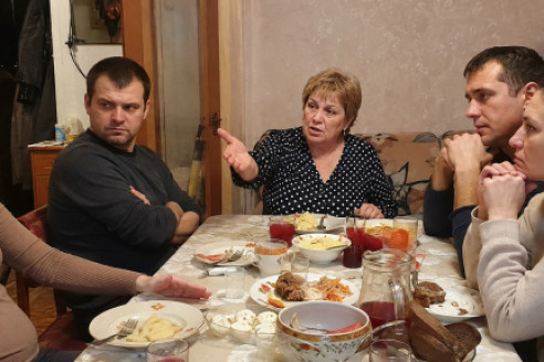 — Почему мы не можем делить аренду пополам? — спросила Валентина Петровна при всей семье