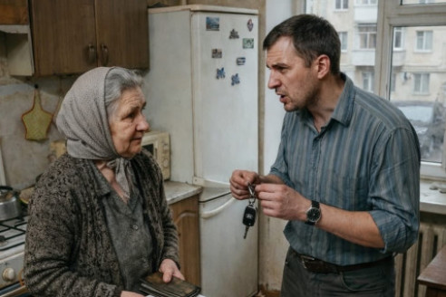 — Мам, где деньги? Сегодня уже десятое число! Банк завалил сообщениями! У нас ипотека! — голос Артёма донёсся из гостиной резко и требовательно.