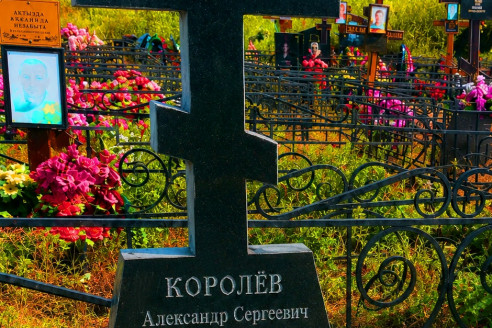Маленькая девочка полгода носила на могилу отца раскрашенные камни, но в один день исчезли все до одного. А то, что осталось на земле вместо них, довело мать до ужаса.