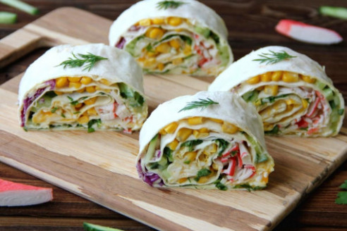 Рулет из лаваша с крабовыми палочками, кукурузой и яйцом