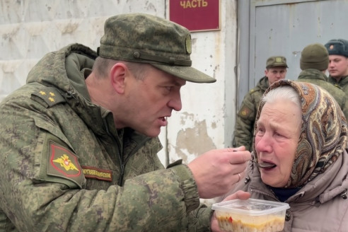 Ж.р.и, карга! он не знал, что эта старуха — мать его командира.